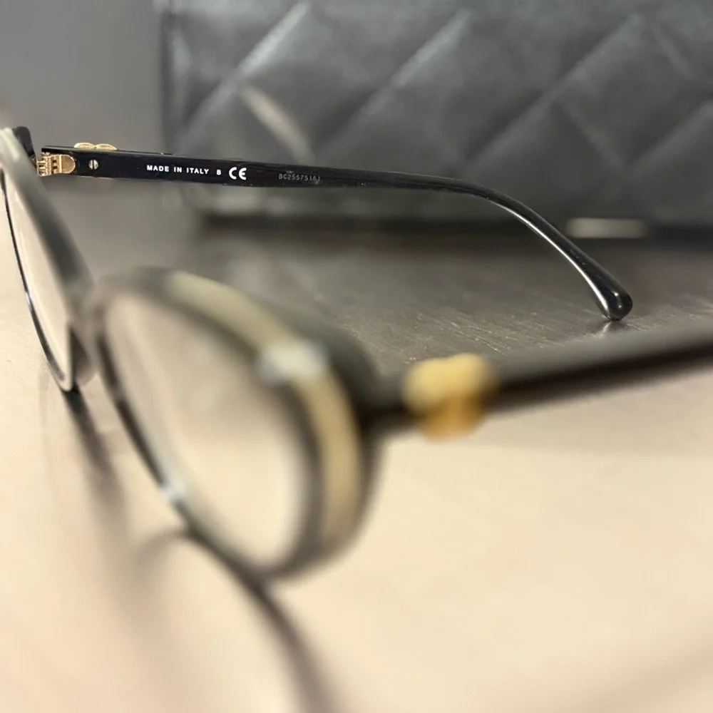 CHANEL Elegant Black and Gold eyewear - Picture 4 of 8